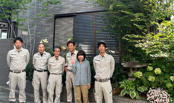 制服を着て建物の前に並ぶ宝塚新樹園の従業員たち